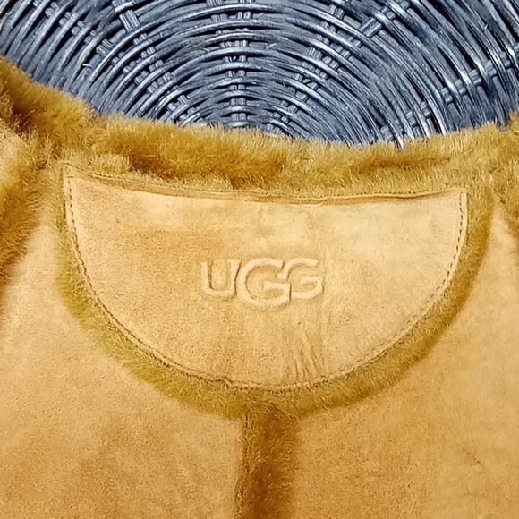 UGG PONCHO - Picture 3 of 16